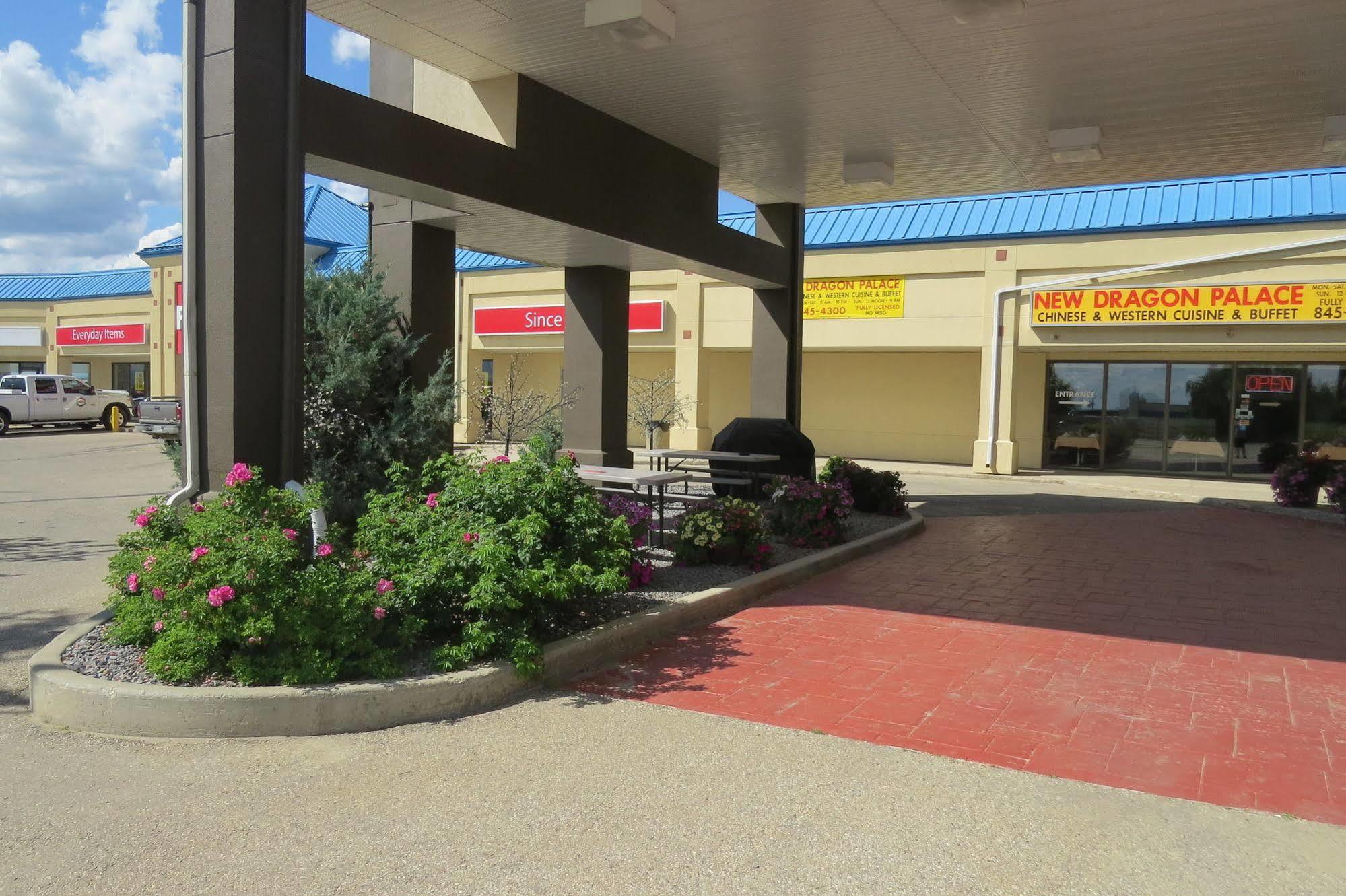 Rocky Inn Express Rocky Mountain House Exterior photo