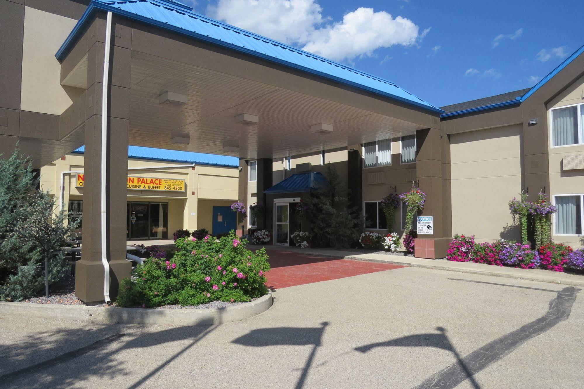 Rocky Inn Express Rocky Mountain House Exterior photo