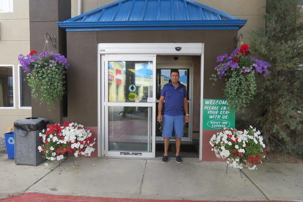 Rocky Inn Express Rocky Mountain House Exterior photo